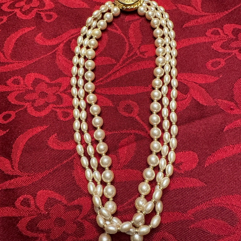 Elegant Pearl Necklace with Gold Accents - Picture 2 of 6